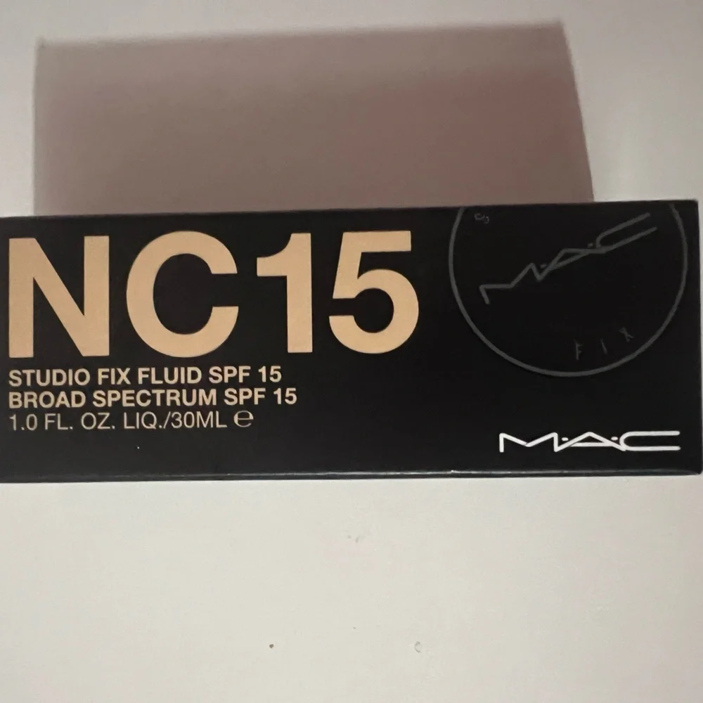 MAC STUDIO FIX FLUID FOUNDATION SPF 15 IN NC15, NIB